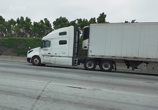 跨境賣家自提 vs 卡車公司代提：哪種更省心高效？